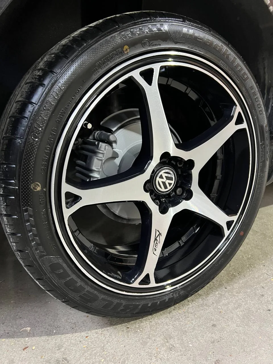 Чёрно-серебристый диск Volkswagen после покраски и алмазной проточки